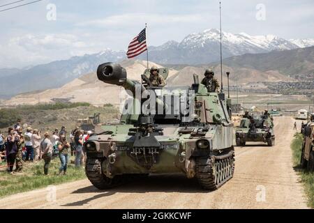 Das 2. Bataillon der Utah National Guard, die 222. Feldartillerie nehmen am Samstag, 15. Mai 2021, an einer Rekrutierungs- und Familientag-Live-Feuer-Artillerie-Demonstration mit dem M109A6 Paladin in Camp Williams, Utah, Teil. Stockfoto