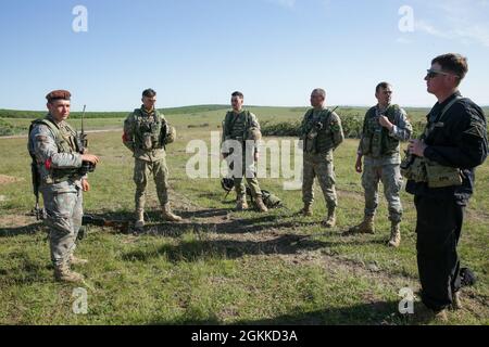 U.S. Army 1st LT. Matthew Goduto, 1. Bataillon, 4. Infanterie-Regiment, führt während der Swift Response 21 im Babadag Training Area, Rumänien, eine After Action Review mit Mitgliedern der 2 Coy, Rumänische Streitkräfte, durch 15. 2021 Swift Response 21 ist eine mit Defender 21 verknüpfte Übung, eine jährliche, von der US-Armee geführte, multinationale, gemeinsame Übung, die darauf ausgelegt ist, Bereitschaft und Interoperabilität zwischen den USA, der NATO und den Partnermilitärs aufzubauen. Stockfoto