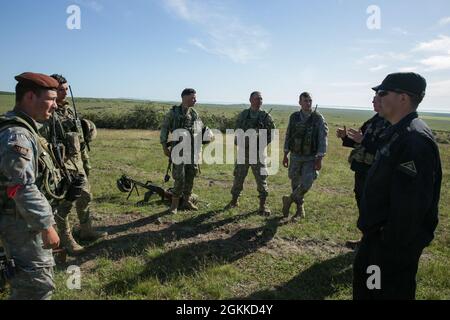 US-Soldaten, die dem 1. Bataillon, dem 4. Infanterie-Regiment, zugewiesen sind, führen während der Swift Response 21 im Trainingsgebiet Babadag, Rumänien, am 15. Mai 2021 eine After Action Review mit Mitgliedern der 2 Coy, Rumänische Streitkräfte, durch. Swift Response 21 ist eine mit Defender 21 verknüpfte Übung, eine jährliche, von der US-Armee geführte, multinationale, gemeinsame Übung, die darauf ausgelegt ist, Bereitschaft und Interoperabilität zwischen den USA, der NATO und den Partnermilitärs aufzubauen. Stockfoto