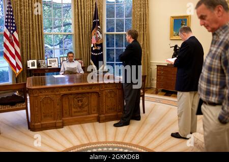 Präsident Barack Obama trifft sich von links mit Mike McFaul, dem leitenden Direktor des NSC für russische Angelegenheiten, dem stellvertretenden nationalen Sicherheitsberater Tom Donilon und dem nationalen Sicherheitsberater General Jim Jones, bevor er am 24. Oktober 2009 im Oval Office mit dem russischen Präsidenten Dmitri Medwedew telefoniert. (Offizielles Foto des Weißen Hauses von Lawrence Jackson) Dieses offizielle Foto des Weißen Hauses wird nur zur Veröffentlichung durch Nachrichtenorganisationen und/oder zum persönlichen Druck durch die Betreffenden des Fotos zur Verfügung gestellt. Das Foto darf in keiner Weise manipuliert werden und darf nicht in kommerziellen oder politischen Bereichen verwendet werden Stockfoto