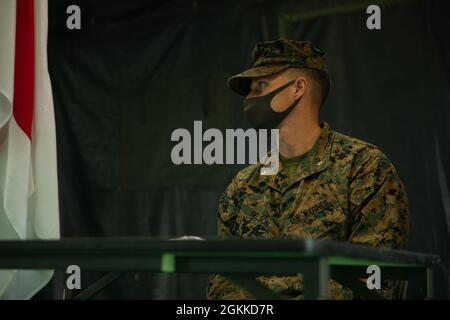 Oberstleutnant Jeremy Nelson, Kommandant der Marine Forces, wartet auf Fragen von lokalen Reportern im Kirishima Manöver Area, Japan, 16. Mai 2021. Die Lehren und Praktiken, die wir mit unseren japanischen, französischen und australischen Verbündeten während der ARC-21 teilen, machen uns alle besser in der Lage, auf Krisen im gesamten Indo-Pazifik zu reagieren, sei es bei der Verteidigung Japans, der Reaktion auf Notfälle in anderen Teilen der Region oder auch wenn wir zu humanitären Hilfsmaßnahmen oder Katastrophenhilfe aufgerufen werden. Stockfoto