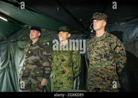 LT. Col. Jeremy Nelson, Kommandeur der Marine (rechts), Col. Masashi Hiraki, Kommandeur der japanischen Verteidigungskräfte (Mitte), Und Oberstleutnant Henry Marcaillou, Kommandant der französischen Bodentruppen für die Übung, posieren für ein Foto, nachdem er Interviews geführt hat, die die Fertigstellung von Jeanne D’Arc 21 im Kirishima Manövergebiet, Japan, am 16. Mai 2021 fortsetzten. Die Lehren und Praktiken, die wir mit unseren japanischen, französischen und australischen Verbündeten während der ARC-21 teilen, machen uns alle besser in der Lage, auf Krisen im gesamten Indo-Pazifik zu reagieren, sei es bei der Verteidigung Japans, sei es bei der Reaktion auf Notfälle anderswo Stockfoto