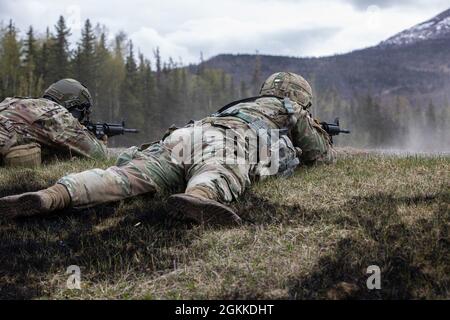 Alaska National Guardsman Spc. Robert Cline, ein Infanterist, der dem 1. Bataillon, 297. Infanterie-Regiment, zugewiesen wurde, testet seine Fähigkeiten als Scharfschützer im Rahmen des Alaska Army National Guard Best Warrior Competition am 15. Mai 2021 auf der Joint Base Elmendorf-Richardson. Der Wettbewerb „Beste Krieger“ würdigt Soldaten, die sich für die Werte der Armee einsetzen und das Kriegerethos verkörpern. Stockfoto