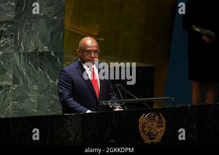 (210915) -- UNITED NATIONS, 15. September 2021 (Xinhua) -- Abdulla Shahid, Präsidentin der 76. Sitzung der Generalversammlung der Vereinten Nationen (UNGA), spricht am 14. September 2021 vor der 1. Plenarsitzung und Eröffnungssitzung der 76. Sitzung der UNGA im UN-Hauptquartier in New York. (Evan Schneider/UN Photo/Handout via Xinhua) Stockfoto