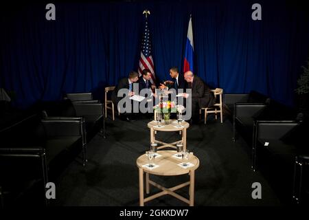 Präsident Barack Obama spricht privat mit dem russischen Präsidenten Dmitri Medwedew nach einem formellen bilateralen Treffen während der UN-Klimakonferenz im Bella Center in Kopenhagen, Dänemark, am 18. Dezember 2009. (Offizielles Foto des Weißen Hauses von Pete Souza) Dieses offizielle Foto des Weißen Hauses wird nur zur Veröffentlichung durch Nachrichtenorganisationen und/oder zum persönlichen Druck durch die Betreffzeile(en) des Fotos zur Verfügung gestellt. Das Foto darf in keiner Weise manipuliert werden und darf nicht in kommerziellen oder politischen Materialien, Werbung, E-Mails, Produkten oder Werbeaktionen verwendet werden Stockfoto