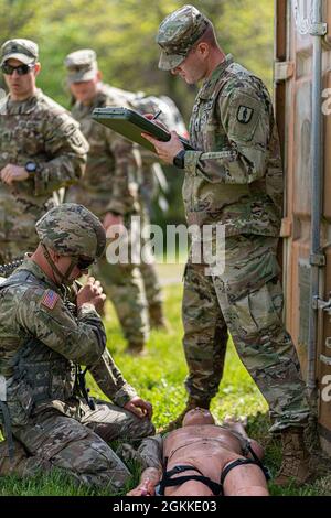 Soldaten der Nationalgarde der Armee aus sieben Staaten treten vom 13. Bis 16. Mai im Camp Atterbury beim Wettbewerb „Beste Krieger der Region IV“ an. Die Teilnehmer wurden in zeitlich festgelegten Ereignissen bewertet, darunter Kampfkünste für Rettungsmesser und Evakuierung von Opfern. Stockfoto