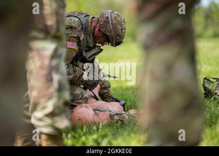 Soldaten der Nationalgarde der Armee aus sieben Staaten treten vom 13. Bis 16. Mai im Camp Atterbury beim Wettbewerb „Beste Krieger der Region IV“ an. Die Teilnehmer wurden in zeitlich festgelegten Ereignissen bewertet, darunter Kampfkünste für Rettungsmesser und Evakuierung von Opfern. Stockfoto