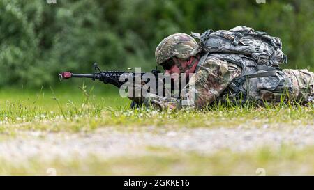 Soldaten der Nationalgarde der Armee aus sieben Staaten treten vom 13. Bis 16. Mai im Camp Atterbury beim Wettbewerb „Beste Krieger der Region IV“ an. Die Teilnehmer wurden in einem zeitgesteuerten Scheingefecht getestet, um in einer Schlachtfeld-Umgebung auf ihre Kommunikations- und Führungsfähigkeiten zuzugreifen. Stockfoto