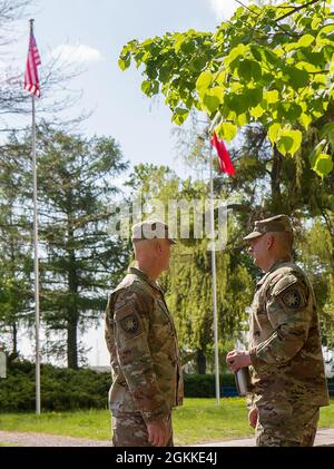 Der General der Luftwaffe, James Eifert (links), Adjutant General der Florida National Guard, trifft am 15. Mai 2021 auf dem Forward Operational Site (FOS) Powidz, Polen, ein, um den Oberst der Armee, Ricardo Roig (rechts), den 50. Kommandanten der Regional Support Group (RSG), zu besuchen. Die 50. RSG aus Homestead, Florida, wird nach Polen entsandt, um Atlantic Resolve zu unterstützen, indem sie Management- und Basisoperationsunterstützung bei verschiedenen FOSes in der Region bereitstellt. Stockfoto