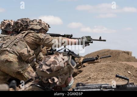 Infanteristen beauftragt Bravo Company, 1. Bataillon, 38. Infanterie-Regiment, 1. Stryker Brigade Combat Team, 4. Infanterie-Division, identifizieren mögliche Ziele während einer Fire Support Coordination Exercise (FSCX), Fort Carson, Colorado, 15. Mai 2021. Die FSCX beinhaltete eine auf- und abmontierte Infanterie, Feldartillerie und simulierte Luftwaffen-Unterstützung für das Unternehmen, um die für eine Stryker-Infanterie-Kompanie erforderlichen Vermögenswerte zu trainieren, um auf die erforderlichen Aufgaben und Fähigkeiten vorbereitet zu bleiben. Stockfoto