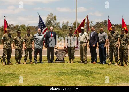 US-Marineinfanteristen mit 4. Panzerbataillon, 4. Marine Division, Marine Forces Reserve, posieren für ein Foto nach dem 4. Panzer Bn. Deaktivierungszeremonie auf dem Marine Operational Support Center und Marine Corps Reserve Center San Diego, in San Diego, Kalifornien, 15. Mai 2021. Die Marineinfanteristen verabschiedeten das Bataillon endgültig, da es gemäß den Modernisierungs- und Anpassungsbemühungen des Marine Corps Force Design 2030 deaktiviert wurde, um auf den zukünftigen Kampf gegen gleichrangige Feinde vorbereitet zu bleiben. Stockfoto