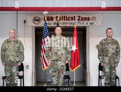 Chief Master Sgt. James Tongate (Mitte), ankommender Kommandochef der Kentucky Air National Guard, steht auf der Stelle, um seine neue Rolle an der Seite von Brig anzunehmen. General Hal Lamberton (links), der Adjutant General von Kentucky, und Chief Master Sgt. Ray Dawson (rechts), scheidender Kommandochef des Staates, während einer Zeremonie auf der Kentucky Air National Guard Base in Louisville, Ky., 15. Mai 2021. Tongate war zuvor als Personalberater des 123. Luftlift Wings tätig. Stockfoto