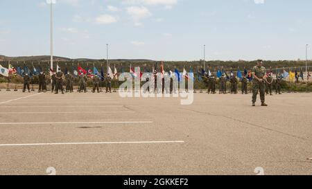 US-Marineinfanteristen mit dem 4. Panzerbataillon, der 4. Marine Division, der Marine Forces Reserve, verneigen sich während der Invokation im Rahmen der 4. Panzerbn. Deaktivierungszeremonie auf dem Marine Operational Support Center und dem Marine Corps Reserve Center San Diego, in San Diego, Kalifornien, 15. Mai 2021. Die Marineinfanteristen verabschiedeten das Bataillon endgültig, da es gemäß den Modernisierungs- und Anpassungsbemühungen des Marine Corps Force Design 2030 deaktiviert wurde, um auf den zukünftigen Kampf gegen gleichrangige Feinde vorbereitet zu bleiben. Stockfoto