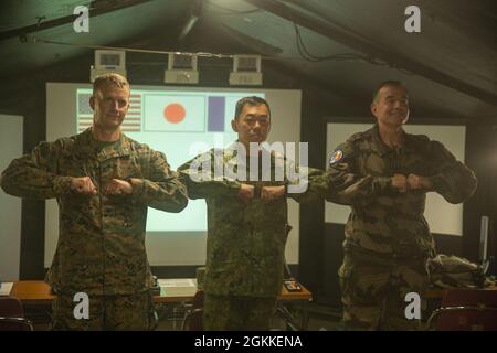 LT. Col. Jeremy Nelson, Kommandeur der Marine (links), Col. Masashi Hiraki, Kommandeur der japanischen Verteidigungskräfte (Mitte), Und Oberstleutnant Henry Marcaillou, Kommandant der französischen Bodentruppen für die Übung, posieren für ein Foto, nachdem er Interviews geführt hat, die die Fertigstellung von Jeanne D’Arc 21 im Kirishima Manövergebiet, Japan, am 16. Mai 2021 fortsetzten. Die Lehren und Praktiken, die wir mit unseren japanischen, französischen und australischen Verbündeten während der ARC-21 teilen, machen uns alle in der Lage, auf Krisen im gesamten Indo-Pazifik zu reagieren, sei es bei der Verteidigung Japans, sei es bei der Reaktion auf Notfälle an anderen Orten i Stockfoto