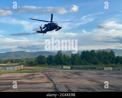 Ein Helikopter der UH-60 Medevac Black Hawk, der von Soldaten der Charlie Company, 2-1 General Support Aviation Bataillon, 1. Combat Aviation Brigade, betrieben wird, landet am Tuzla International Airport, Bosnien und Herzegowina, Mai 16. Zur Unterstützung der sofortigen Reaktion 21. Immediate Response 21 ist eine logistikorientierte Übung, mit der sowohl die Streitkräfte von Bosnien und Herzegowina als auch die US-Streitkräfte schnell von einem Standort zum anderen bewegen und verbessern können. Immediate Response 21 ist Teil von DEFENDER-Europe 21, einer umfassenden multinationalen Übung, die sicherstellen soll, dass US-Streitkräfte und teilnehmende N Stockfoto