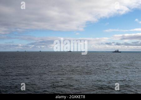 210516-N-QI061-0661 BRITISCHE INSELN (16. Mai 2021) die französische Fregatte FS Forbin (D620), rechts, die spanische Navy Alvaro de Bazan (F100) Klasse mit Lenkraketen Cristobol Colon (F-105), die Königliche Dänische Navy Fregatte-FFGHDMS Iver Huitfeldt F361, die italienische Navy Fregatte Carlo Bergamini (F-597) Und die von der Royal Netherlands Navy geleitete Rakete mit der schnellen Fregatte HNLMS De Zeven Provincien (F802) durchfuhr den Atlantik während der Übung At-Sea Demo/Formidable Shield, 16. Mai 2021. Exercise at-Sea Demo/Formidable Shield ist ein gemeinsames Live-Fire-Integrat Stockfoto