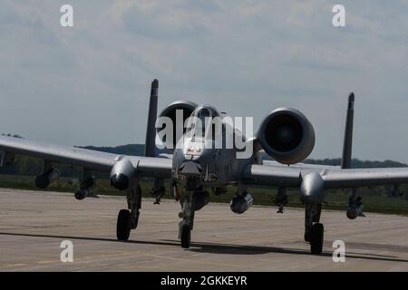 Eine A-10 Thunderbolt II Taxis auf der Fluglinie am Volk Field Air National Guard Base, Wisconsin, 16. Mai 2021. Das 354th Fighter Squadron wurde zur Unterstützung der Bushwhacker 21-02 des Air Combat Command und der Mobility Guardian 2021-Übung des Air Mobility Command auf das Volk Field eingesetzt. Stockfoto