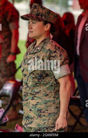 US Marine Corps LT. Col. Maisie Wong, der ausscheidende Kommandant für Marine Unmanned Aerial Vehicle Squadron 4, Marine Aircraft Group 41, 4th Marine Aircraft Wing, steht während der Staffelwechsel-Zeremonie im Camp Talega auf dem Marine Corps Base Camp Pendleton, Kalifornien, am 16. Mai 2021 zur Kenntnis. Wong gab das Kommando über VMU-4 an Oberstleutn Josh Bradstreet ab, nachdem er zwei Jahre lang als Kommandant der Staffel gedient hatte. Bradstreet übernimmt das Kommando über VMU-4, nachdem er als stellvertretender regionaler Koordinator beim Readiness Support Program 3 tätig war. Stockfoto