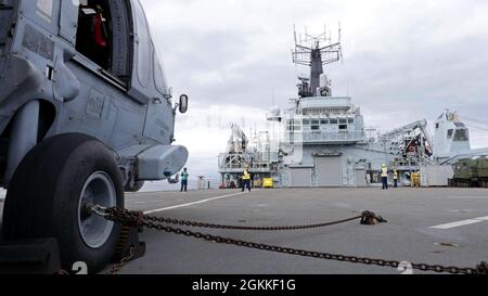 210517-N-WP865-2565 ATLANTIK (17. Mai 2021) Ein Hubschrauber der MH-60S Sea Hawk, der an die 'Chargers' des Helicopter Sea Combat Squadron (HSC) 26 befestigt ist, sitzt vor einer Fotoübung am 17. Mai 2021 an Bord der Royal Navy Flugzeugträgerin HMS Queen Elizabeth (R08). HSC-26 wird an Bord des amphibischen Sturmschiffs USS Iwo Jima (LHD 7) der Wasp-Klasse an Bord genommen. Iwo Jima ist im Atlantischen Ozean unterwegs, mit Amphibienschwadron 4 und der 24. Marine Expeditionary Unit (MEU) als Teil der Iwo Jima Amphibious Ready Group. Stockfoto