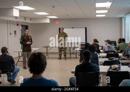 Sgt. Warren Wright, ein Rekrutierer der 1. Klasse, der dem North Carolina Army National Guard Recruiting & Retention Bataillon zugewiesen ist, spricht mit einer Gruppe über die Vorteile und Möglichkeiten, die die North Carolina Army National Guard während einer Garde-Erfahrung in der National Guard Armory in Benson, North Carolina, bietet. 16.Mai 2021. Ungefähr 60 Soldaten des Recruit Sustainment Program und ihre Gäste erfuhren während der Erfahrung von einzelnen Waffensystemen, militärischen Radfahrzeugen, den medizinischen Karrieremöglichkeiten innerhalb der NC-Nationalgarde und EOD-Operationen. Der NCARNG i Stockfoto