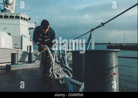 ZEEBRUGGE (16. Mai 2021) OR-2 Jérôme Herman bereitet die Anlegestellen der belgischen Navy Karel Doorman Klasse Fregatte Leopold I (F930) vor, damit das Schiff den Marinehafen von Zeebrugge verlassen und an der Übung At-Sea Demo/Formidable Shield teilnehmen kann, 16. Mai 2021. Exercise at-Sea Demo/Formidable Shield, ist eine gemeinsame Live-Fire-Übung zur integrierten Luft- und Raketenabwehr (IAMD), die von den Marinestreik- und Unterstützungseinheiten der NATO im Auftrag der Sechsten US-Flotte durchgeführt wird. (Foto der belgischen Marine von OR-6 rein Van den Bergh) Stockfoto