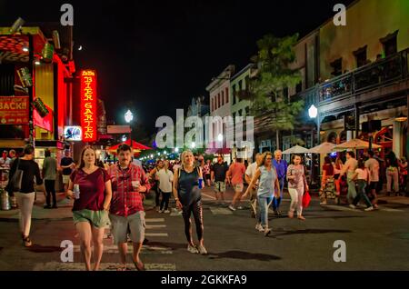 Menschen versammeln sich auf der Dauphin Street während des zweiten Freitagskunstwalks, 10. September 2021, in Mobile, Alabama. Stockfoto