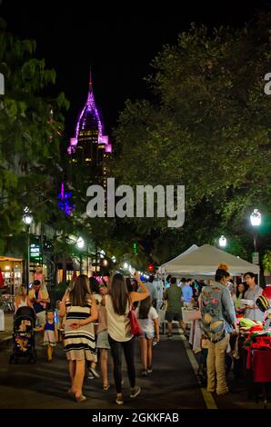 Menschen versammeln sich auf der Dauphin Street während des zweiten Freitagskunstwalks, 10. September 2021, in Mobile, Alabama. Stockfoto