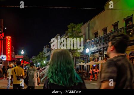 Menschen versammeln sich auf der Dauphin Street während des zweiten Freitagskunstwalks, 10. September 2021, in Mobile, Alabama. Stockfoto