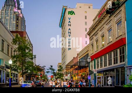 Menschen versammeln sich auf der Dauphin Street während des zweiten Freitagskunstwalks, 10. September 2021, in Mobile, Alabama. Stockfoto