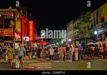 Menschen versammeln sich auf der Dauphin Street während des zweiten Freitagskunstwalks, 10. September 2021, in Mobile, Alabama. Stockfoto