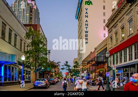 Menschen versammeln sich auf der Dauphin Street während des zweiten Freitagskunstwalks, 10. September 2021, in Mobile, Alabama. Stockfoto