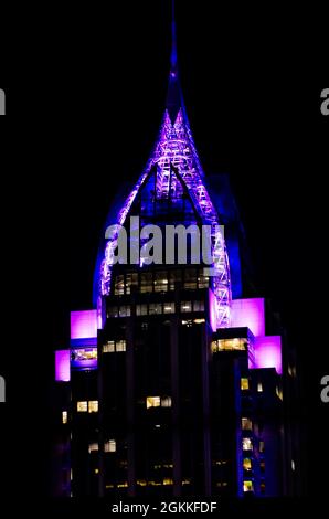 Der RSA Battle House Tower ist in der Nacht, dem 3. Juli 2020, in Mobile, Alabama, abgebildet. Der RSA Tower ist das höchste Gebäude in Alabama. Stockfoto