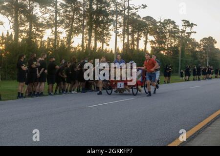 Dogface-Soldaten des 1. Bataillons, des 9. Artillerieregiments, der 2. Panzerbrigade, der 3. Infanterie-Division schieben ihr dekoriertes Bett während des Bettrennen in Fort Stewart, Georgia, am 17. Mai 2021 in die Ziellinie. Das Bettrennen beginnt in dieser Marne-Woche und stellt eine unterhaltsame Alternative zum traditionellen Teilungslauf dar. Stockfoto