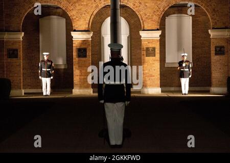 Marines mit Marine Barracks Washington führen „Bericht“ während der Freitagabend-Parade in Marine Barracks Washington, D.C., 14. Mai 2021 aus. Der stellvertretende Kommandant für Kampfentwicklung und Integration und der Kommandierende General des Marine Corps Combat Development Command LT. Gen. Eric M. Smith war der Gastgeber, und die Ehrengäste waren der 12. NASA-Administrator, der ehrenwerte Charles F. Bolden, Jr., Maj. Gen., USMC (ausgeschieden); NASA Astronaut und Active Duty Marine LT. Col. Nicole A. man; und NASA Astronaut und Active Duty Marine Maj. Jasmin Moghbeli. Stockfoto