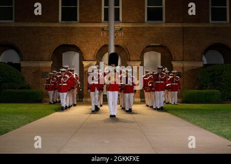 Marines mit der „The Presidents Own“ treten die US Marine Band während der Freitagabend-Parade in den Marine Barracks Washington, D.C., am 14. Mai 2021 auf. Der stellvertretende Kommandant für Kampfentwicklung und Integration und der Kommandierende General des Marine Corps Combat Development Command LT. Gen. Eric M. Smith war der Gastgeber, und die Ehrengäste waren der 12. NASA-Administrator, der ehrenwerte Charles F. Bolden, Jr., Maj. Gen., USMC (ausgeschieden); NASA Astronaut und Active Duty Marine LT. Col. Nicole A. man; und NASA Astronaut und Active Duty Marine Maj. Jasmin Moghbeli. Stockfoto