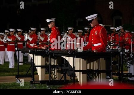 Marines mit „dem Kommandanten eigenen“, US Marine Drum und Bugle Corps treten während einer Freitagabend Parade in Marine Barracks Washington, D.C., am 14. Mai 2021 auf. Der stellvertretende Kommandant für Kampfentwicklung und Integration, der General des Marine Corps Combat Development Command, LT. General Eric M. Smith, war der Gastgeber, Und die Ehrengäste waren der 12. NASA-Administrator, der ehrenwerte Charles F. Bolden Jr., Maj. Gen., USMC (ausgeschieden), NASA-Astronaut LT. Col. Nicole A. Mann und NASA-Astronaut Maj. Jasmin Moghbeli. Stockfoto