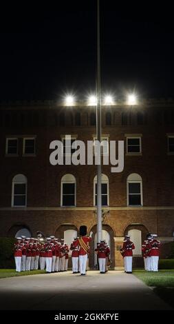 Marines mit „The President’s Own“ treten die US Marine Band während der Freitagabend-Parade in den Marine Barracks Washington, D.C., am 14. Mai 2021 auf. Der stellvertretende Kommandant für Kampfentwicklung und Integration und der Kommandierende General des Marine Corps Combat Development Command LT. Gen. Eric M. Smith war der Gastgeber, und die Ehrengäste waren der 12. NASA-Administrator, der ehrenwerte Charles F. Bolden, Jr., Maj. Gen., USMC (ausgeschieden); NASA Astronaut und Active Duty Marine LT. Col. Nicole A. man; und NASA Astronaut und Active Duty Marine Maj. Jasmin Moghbeli. Stockfoto