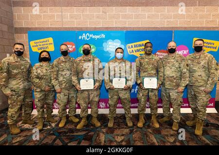 US Air Force Staff Sgt. Nestor Rivas, Staff Sgt. Lavone Graham und Senior Airman Salomon Sterling, alle mit dem 108. Sicherheitskräfte-Geschwader der New Jersey Air National Guard, wurden am 17. Mai 2021 bei einer Zeremonie auf dem Covid-19-Impfstoffmegagelände im Atlantic City Convention Center für ihre lebensrettenden Aktionen geehrt. Sie werden auf diesem Foto von New Jersey State Command Chief Master Sgt begleitet. Michael Rakauckas, links, Oberst Lisa Hou, die Adjutant General von New Jersey, Brig. General Wayne McCaughey, Leiter des gemeinsamen Stabs der Nationalgarde von New Jersey, Oberst Robert Hughes, Kommando Stockfoto