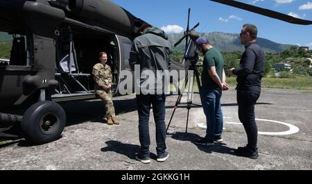 (FLUGPLATZ FARKE, Albanien) --- 2. LT. Valdeta Mehanja, Pilot des 1-131. Luftfahrtregiments und im Kosovo geborener Albaner, beantwortet Fragen eines lokalen albanischen Medienteams, 18. Mai 2021. DEFENDER-Europe 21 fördert die Interoperabilität zwischen NATO-Verbündeten und Partnerländern. Stockfoto