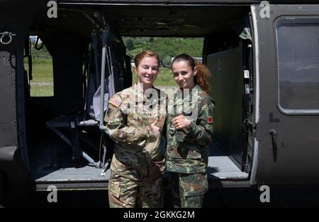 (FLUGPLATZ FARKE, Albanien) --- 2. LT. Valdeta Mehanja, Pilot beim 1-131. Luftfahrtregiment und im Kosovo geborene ethnische Albanerin, posiert mit der ersten albanischen Pilotin, 2. LT. Armela Murati, 18. Mai 2021. DEFENDER-Europe 21 fördert die Interoperabilität zwischen NATO-Verbündeten und Partnerländern. Stockfoto