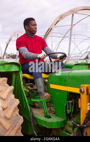 afroamerikanischer Mann, der an einem Gartentraktor arbeitet Stockfoto