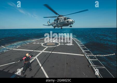 NORDSEE (17. Mai 2021) Ein NATO-Fregatte-Hubschrauber der belgischen Luftwaffe hebt vom Achterdeck der belgischen Navy Karel Doorman-Klasse Fregatte Leopold I (F930) während der Übung auf See Demo/Formidable Shield, 17. Mai 2021 ab. Exercise at-Sea Demo/Formidable Shield, ist eine gemeinsame Live-Fire-Übung zur integrierten Luft- und Raketenabwehr (IAMD), die von den Marinestreik- und Unterstützungseinheiten der NATO im Auftrag der Sechsten US-Flotte durchgeführt wird. (Foto der belgischen Marine von OR-6 rein Van den Bergh) Stockfoto