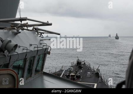 NORDSEE (17. Mai 2021) der Arleigh Burke-Klasse-Lenkrakenzerstörer USS Ross (DDG 71) nimmt an einer Fotoübung im Rahmen der Übung At-Sea Demo/Formidable Shield SD/FS) in der Nordsee, 17. Mai 2021, Teil. ASD/FS, die von der NATO für Marinestreik- und Unterstützungsstreitkräfte im Auftrag der Sechsten US-Flotte durchgeführt wird, ist eine integrierte Luft- und Raketenabwehr (IAMD)-Übung, die die Interoperabilität der Alliierten mithilfe von NATO-Kommando- und Kontrollmeldestrukturen verbessert. Stockfoto