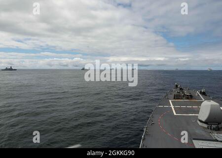 NORDSEE (17. Mai 2021) der Arleigh Burke-Klasse-Lenkrakenzerstörer USS Ross (DDG 71) nimmt an einer Fotoübung im Rahmen der Übung At-Sea Demo/Formidable Shield SD/FS) in der Nordsee, 17. Mai 2021, Teil. ASD/FS, die von der NATO für Marinestreik- und Unterstützungsstreitkräfte im Auftrag der Sechsten US-Flotte durchgeführt wird, ist eine integrierte Luft- und Raketenabwehr (IAMD)-Übung, die die Interoperabilität der Alliierten mithilfe von NATO-Kommando- und Kontrollmeldestrukturen verbessert. Stockfoto