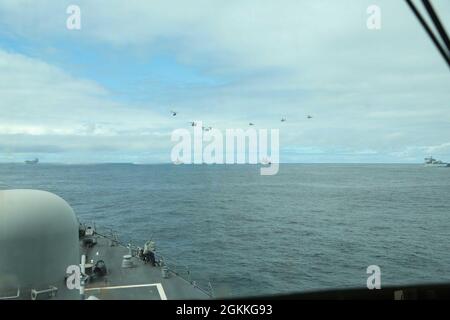 NORDSEE (17. Mai 2021) der Arleigh Burke-Klasse-Lenkrakenzerstörer USS Ross (DDG 71) nimmt an einer Fotoübung im Rahmen der Übung At-Sea Demo/Formidable Shield SD/FS) in der Nordsee, 17. Mai 2021, Teil. ASD/FS, die von der NATO für Marinestreik- und Unterstützungsstreitkräfte im Auftrag der Sechsten US-Flotte durchgeführt wird, ist eine integrierte Luft- und Raketenabwehr (IAMD)-Übung, die die Interoperabilität der Alliierten mithilfe von NATO-Kommando- und Kontrollmeldestrukturen verbessert. Stockfoto