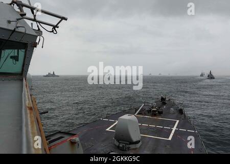 NORDSEE (17. Mai 2021) der Arleigh Burke-Klasse-Lenkrakenzerstörer USS Ross (DDG 71) nimmt an einer Fotoübung im Rahmen der Übung At-Sea Demo/Formidable Shield SD/FS) in der Nordsee, 17. Mai 2021, Teil. ASD/FS, die von der NATO für Marinestreik- und Unterstützungsstreitkräfte im Auftrag der Sechsten US-Flotte durchgeführt wird, ist eine integrierte Luft- und Raketenabwehr (IAMD)-Übung, die die Interoperabilität der Alliierten mithilfe von NATO-Kommando- und Kontrollmeldestrukturen verbessert. Stockfoto