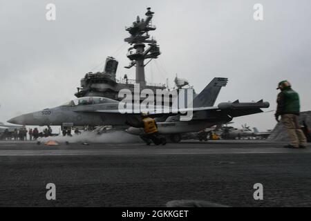 PAZIFISCHER OZEAN (17. Mai 2021) - ein EA-18G Growler, der den „Grauen Wölfen“ des Electronic Attack Squadron (VAQ) 142 zugewiesen wurde, startet vom Flugdeck des Flugzeugträgers USS Theodore Roosevelt (CVN 71) zur Heimatstation an Bord der Naval Air Station Whidbey Island, Washington, 17. Mai 2021. Die Theodore Roosevelt Carrier Strike Group befindet sich im geplanten Einsatz und führt Routineoperationen in der 3. US-Flotte durch. Stockfoto