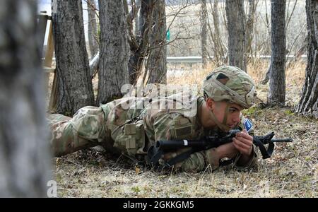 Spc. Castulo Molina, 4th Infantry Brigade Combat Team (Airborne), 25th Infantry Division, führt den Tiefpunkt in Vorbereitung auf den USARAK Best Warrior Competition 17. Mai im Northern Warfare Training Center in Black Rapids Training Site, Alaska. Stockfoto