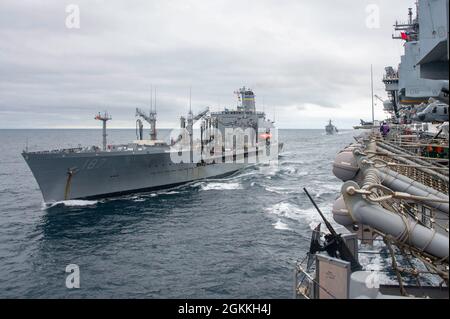 PAZIFISCHER OZEAN (17. Mai 2021) Flottennachfüller USNS Henry J. Kaiser (T-AO 187) transitt während eines Wiederauffüllens auf See (RAS) am 17. Mai zusammen mit dem amphibischen Sturmschiff USS Essex (LHD 2). Essex ist im Gange als Teil der Amphibious Ready Group (ARG) von Essex, die ein integriertes Training mit der 11. Marine Expeditionary Unit (MEU) vor der Küste von Südkalifornien durchführt. Zusammen werden das 11. MEU, das amphibische Squadron (PHIBRON) 1 und Schiffe als ARG bezeichnet. Stockfoto