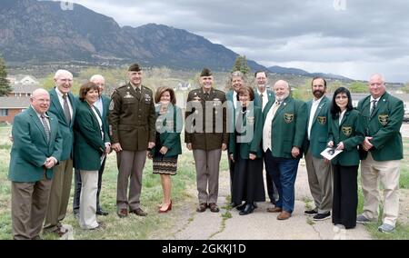 FORT CARSON, Colo. – Generalmajor Matthew W. McFarlane, kommandierender General, 4th Infantry Division und Fort Carson, und Command Sgt. Maj. Adam Nash, Senior-Berater, 4. Inf. Div. Und Fort Carson, stehen mit 12 der guten Nachbarn von Fort Carson am 17. Mai 2021 vor dem Elkhorn Conference Center. Stockfoto